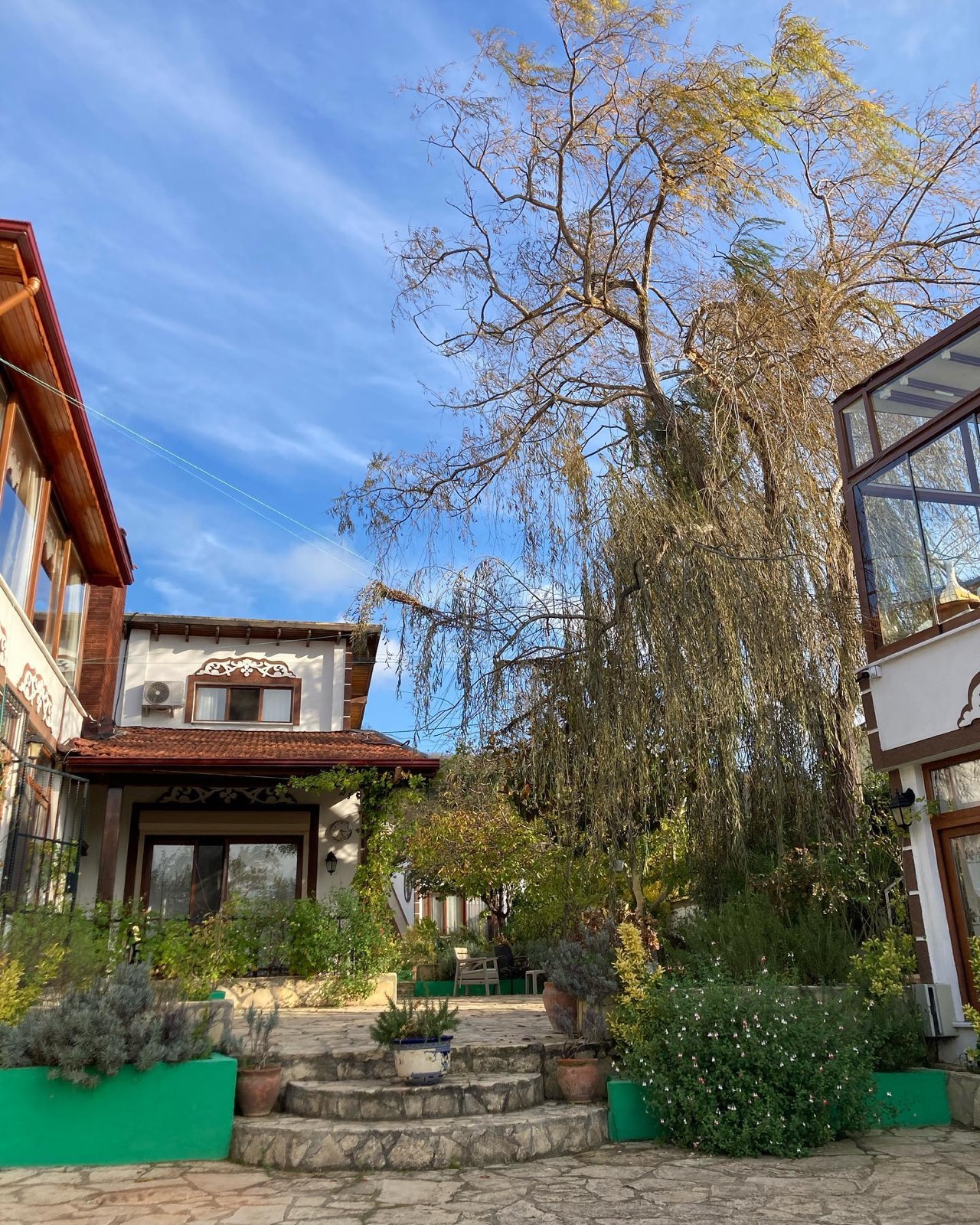 Parantez Motel bahçesi ve ağacı