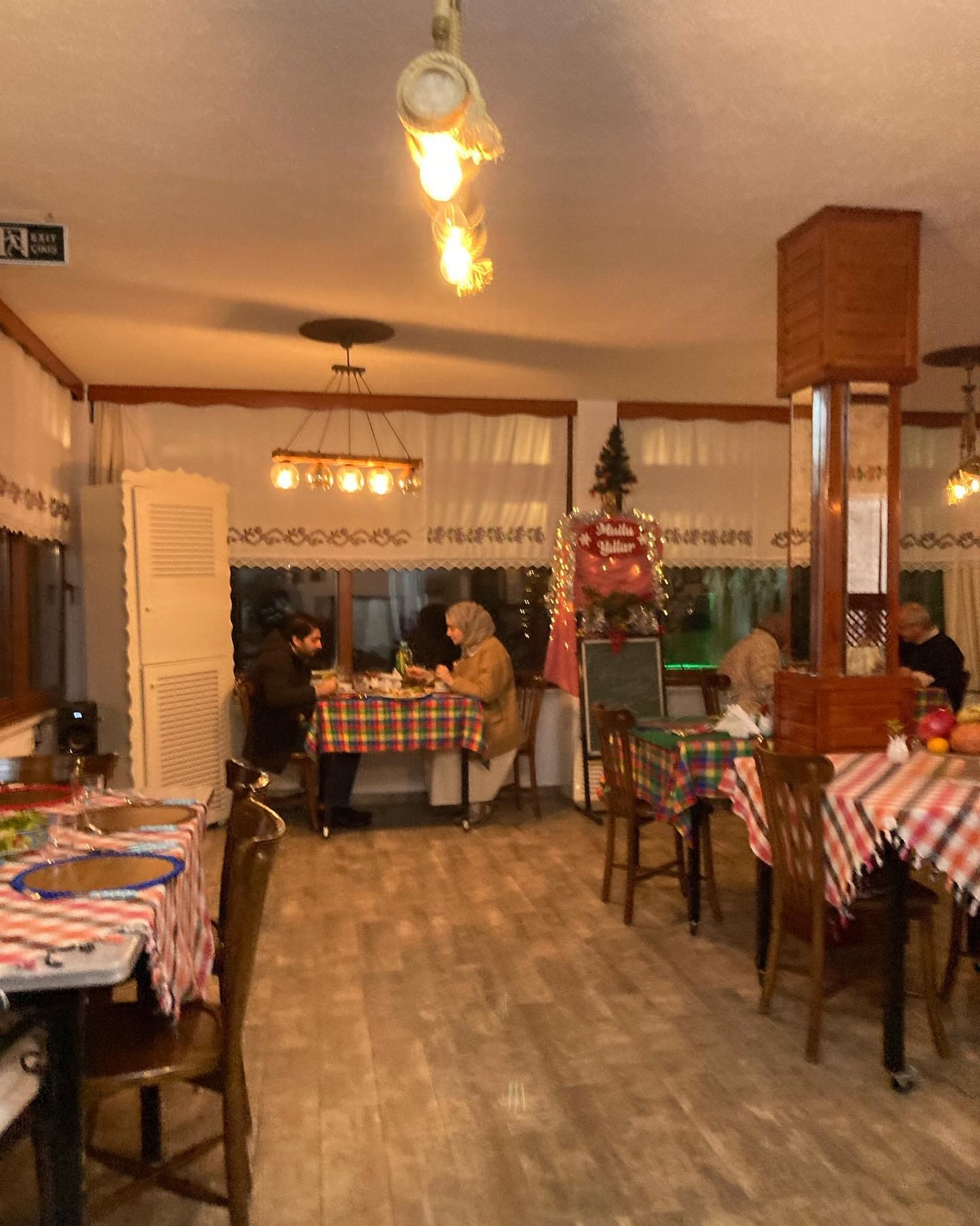 Akşam ışığında Parantez Motel yemek alanı