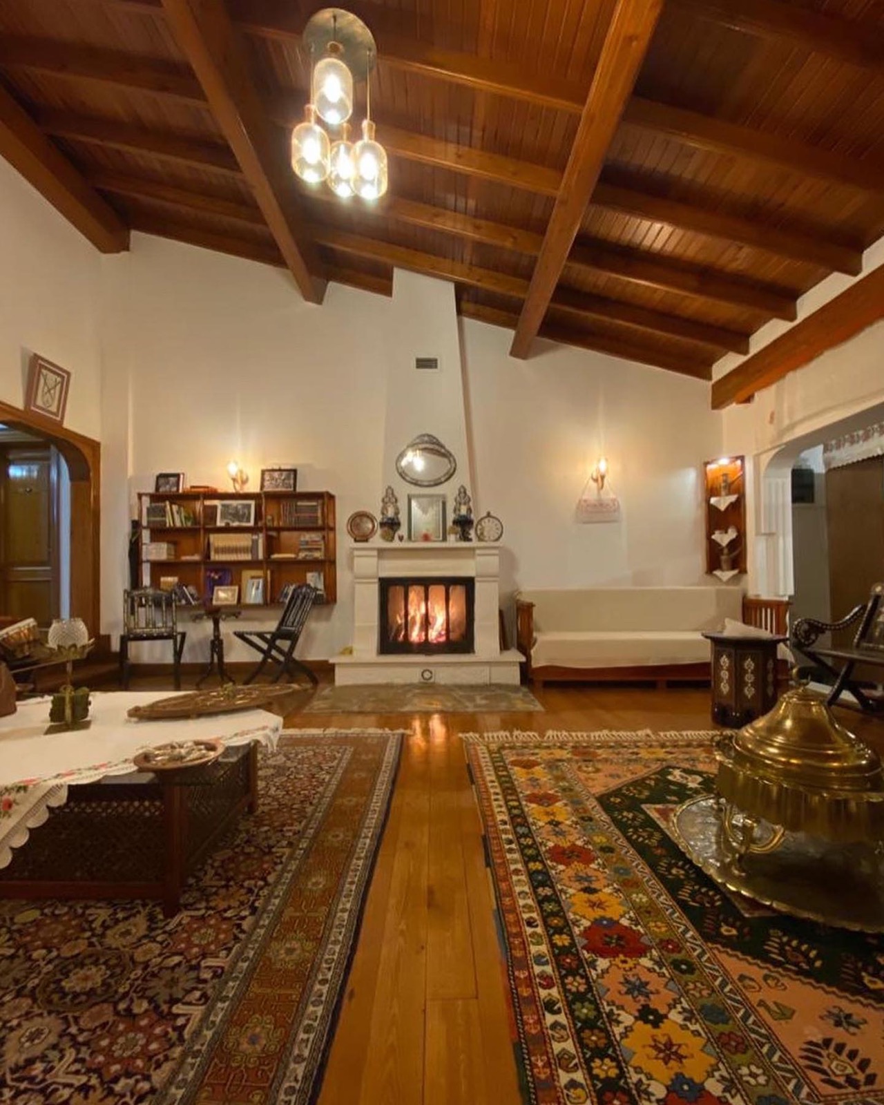 Parantez Motel şömineli dinlenme salonu