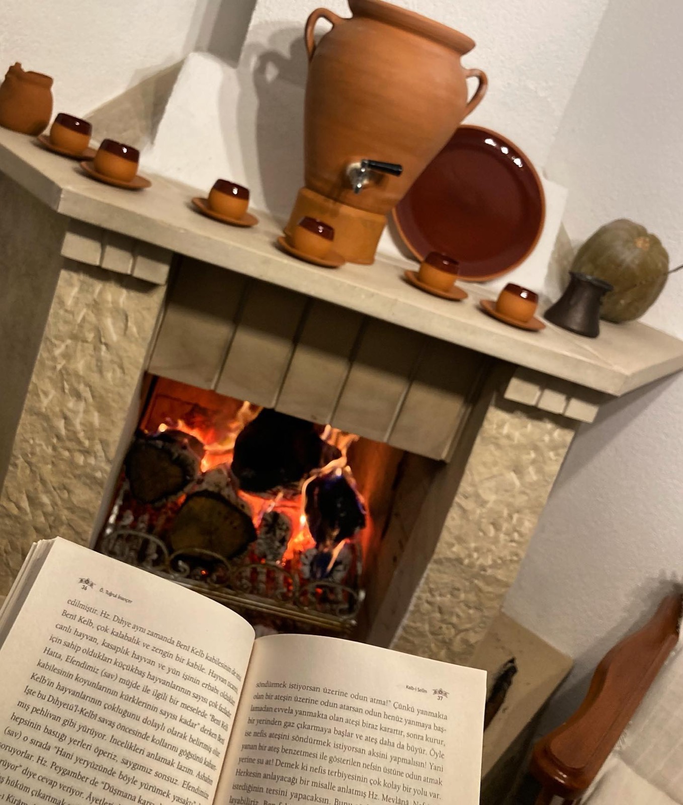 Şömine başında kitap okuma köşesi