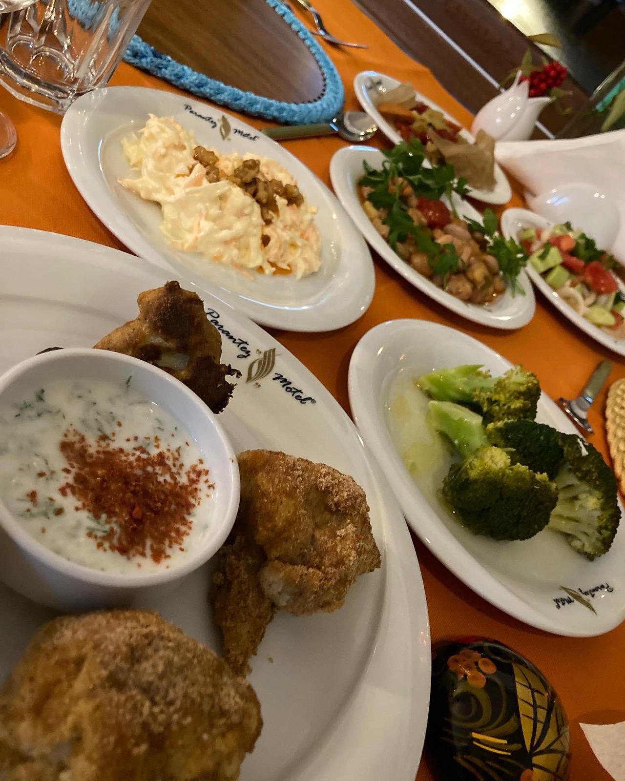 Ev yapımı yemeklerden oluşan sofra